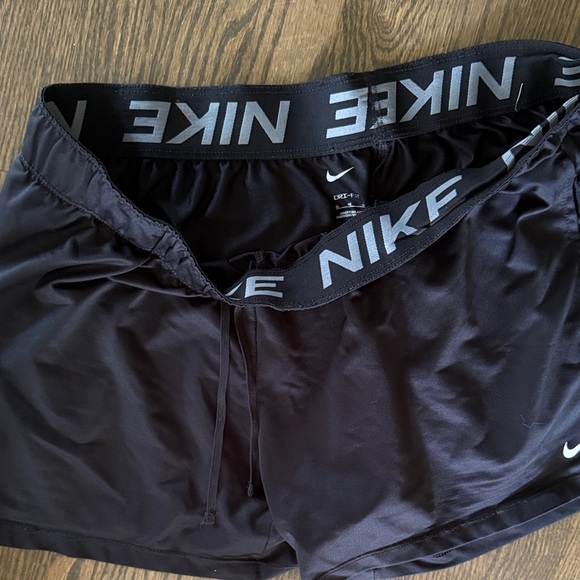 Womans Nike shorts size xl - Picture 2 of 4